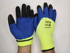 Акриловая зимняя перчатка с утеплением салатовая с синим двойным обливом латекса -20