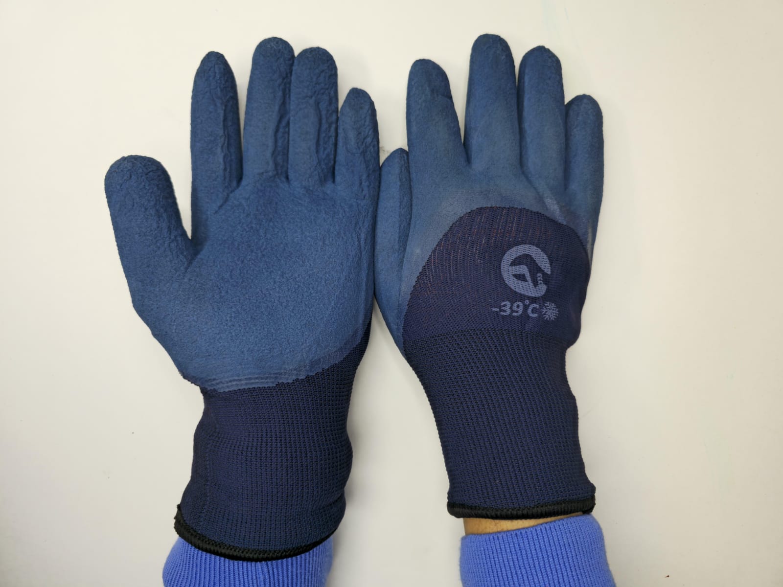 Акриловая зимняя перчатка с мехом текстурная темно-синяя -30